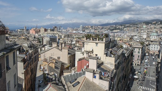 Vista da Porta Soprana verso il porto di Genova
