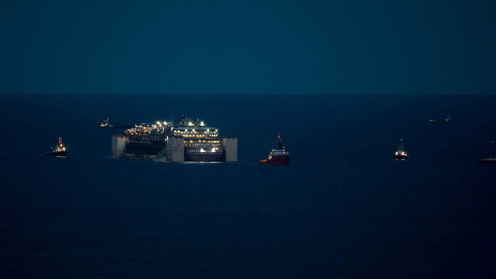 Prima dell´alba, la Costa Concordia in rada fuori dal Porto di Genova Prà - 27/017/2014 ore 5,3