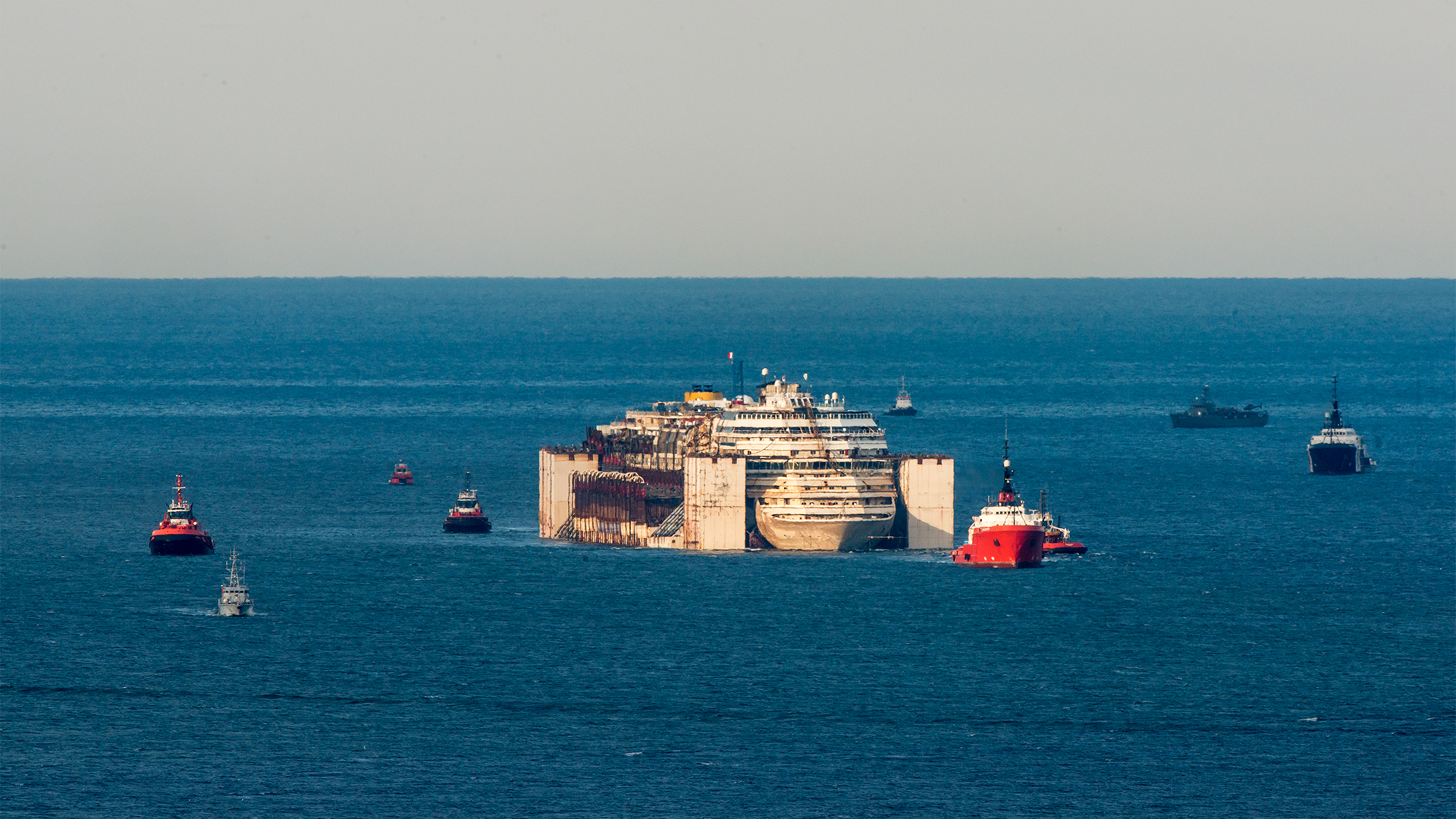Alba del 27/07/2014 la Costa Concordia entra nel porto di Genova Prà