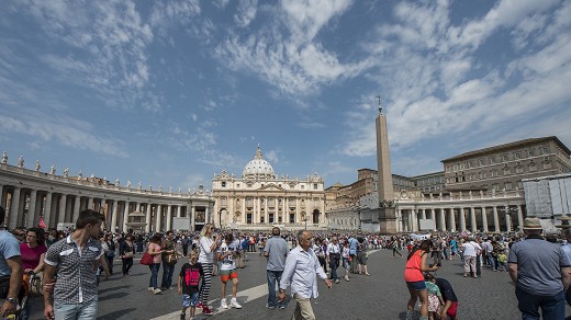 Roma - Piazza San Pietro, pellegrini in attesa di Papa Bergoglio