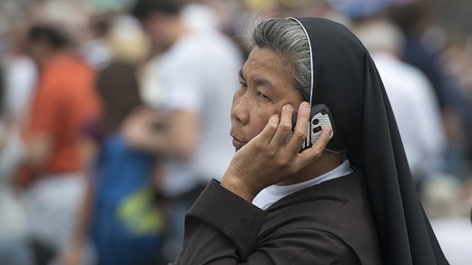Roma - suora in Piazza San Pietro, anche lei con l´inseparabile telefonino