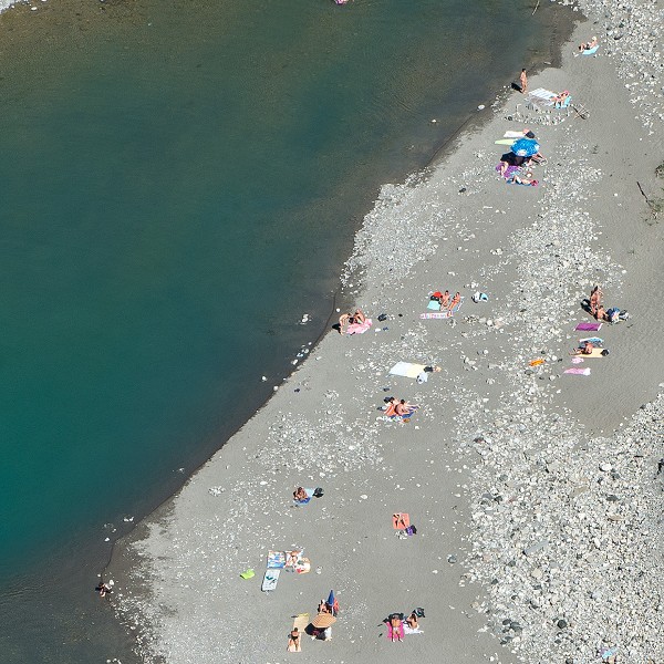 Bagnanti sul fiume Trebbia - vista da Brugnello